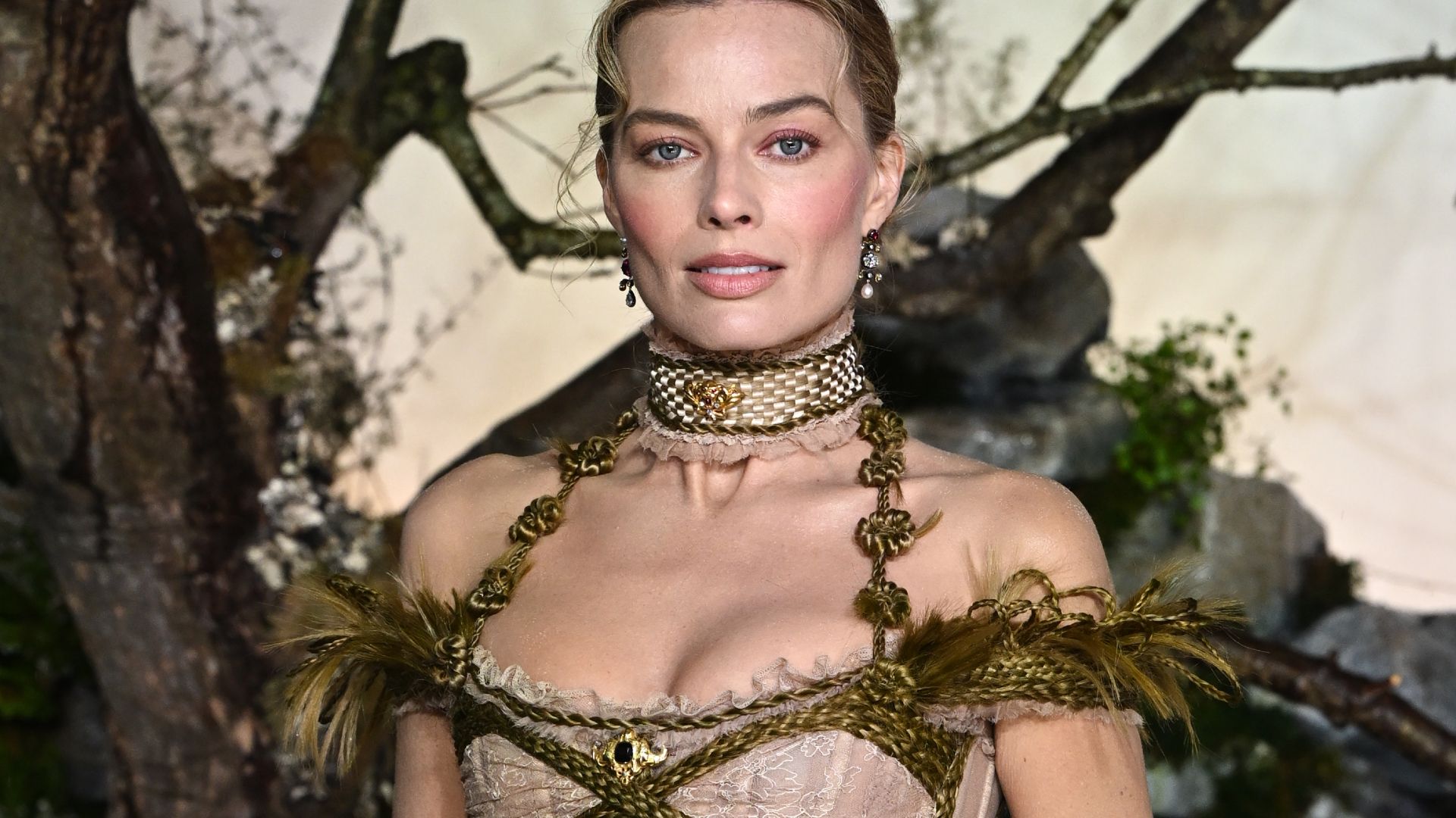 Margot Robbie: Novo Filme Alcança Maior Sucesso Global Após Barbie - Featured Image