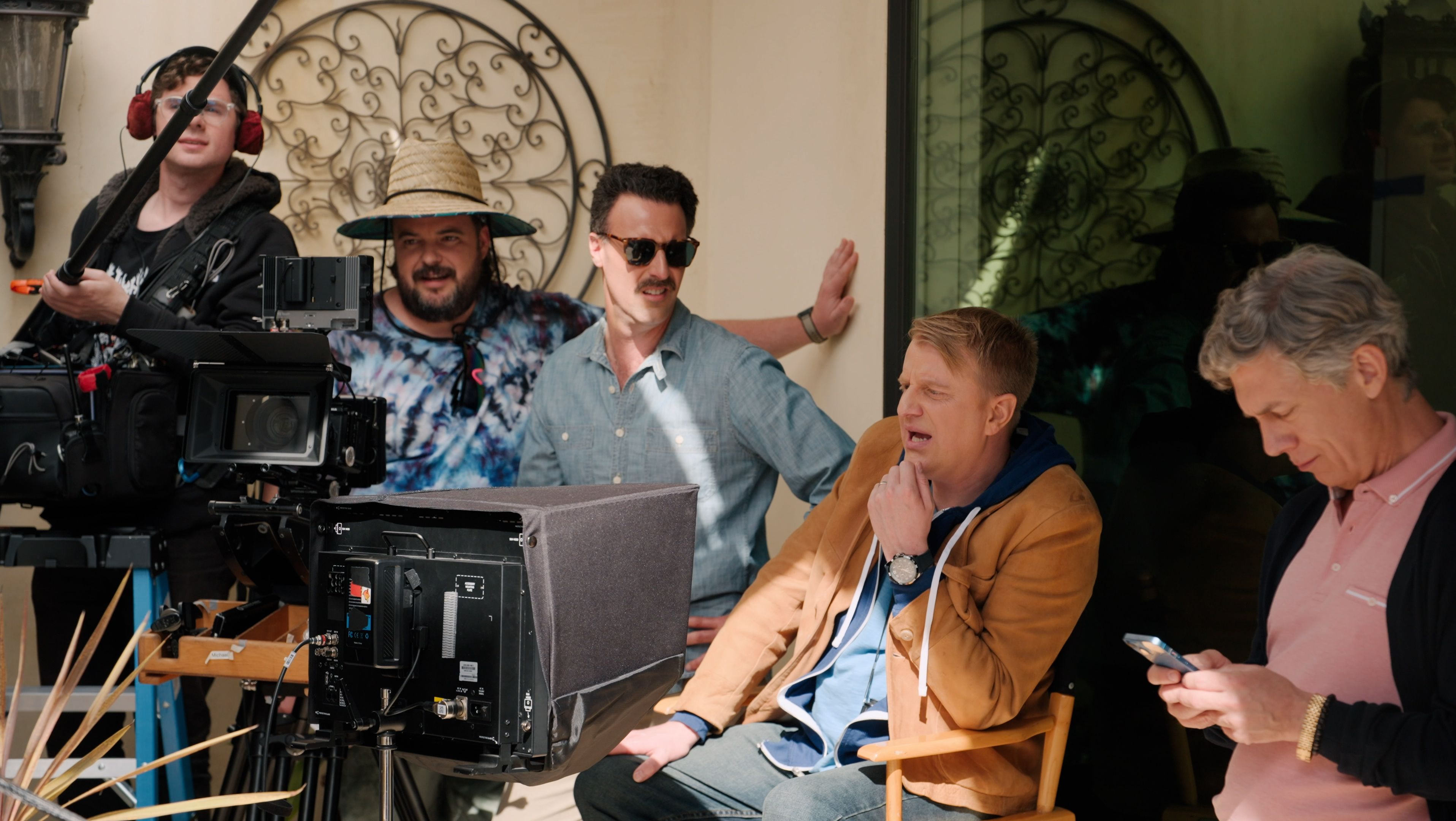 "Micro Budget Review: Uma Sátira Divertida sobre a Produção de Filmes Baratos" - Featured Image