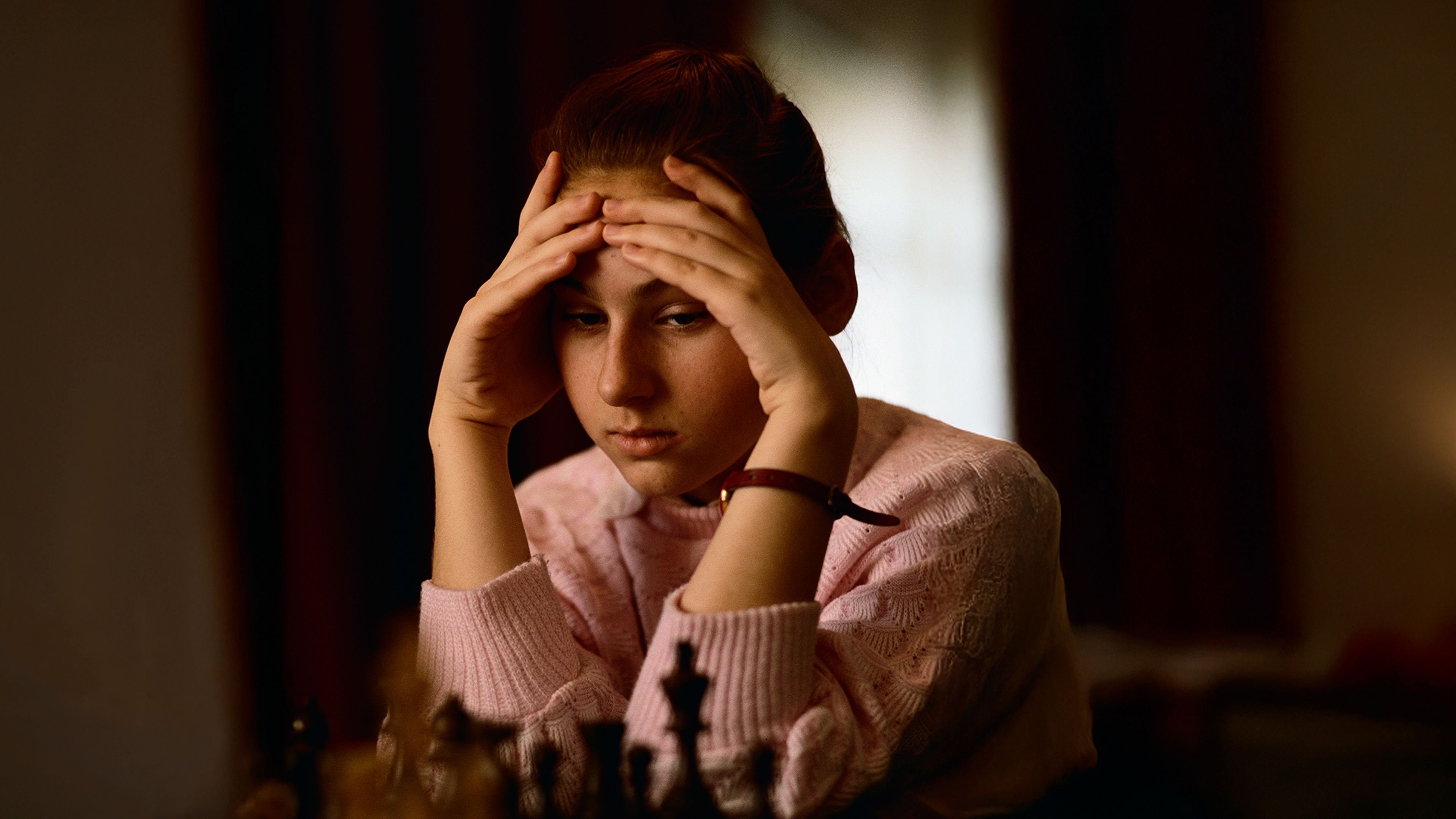 "Queen of Chess: Judit Polgár, a Grande Mestra dos Tabuleiros, é Reduzida a um Simples Slideshow em Documentário da Netflix" - Featured Image