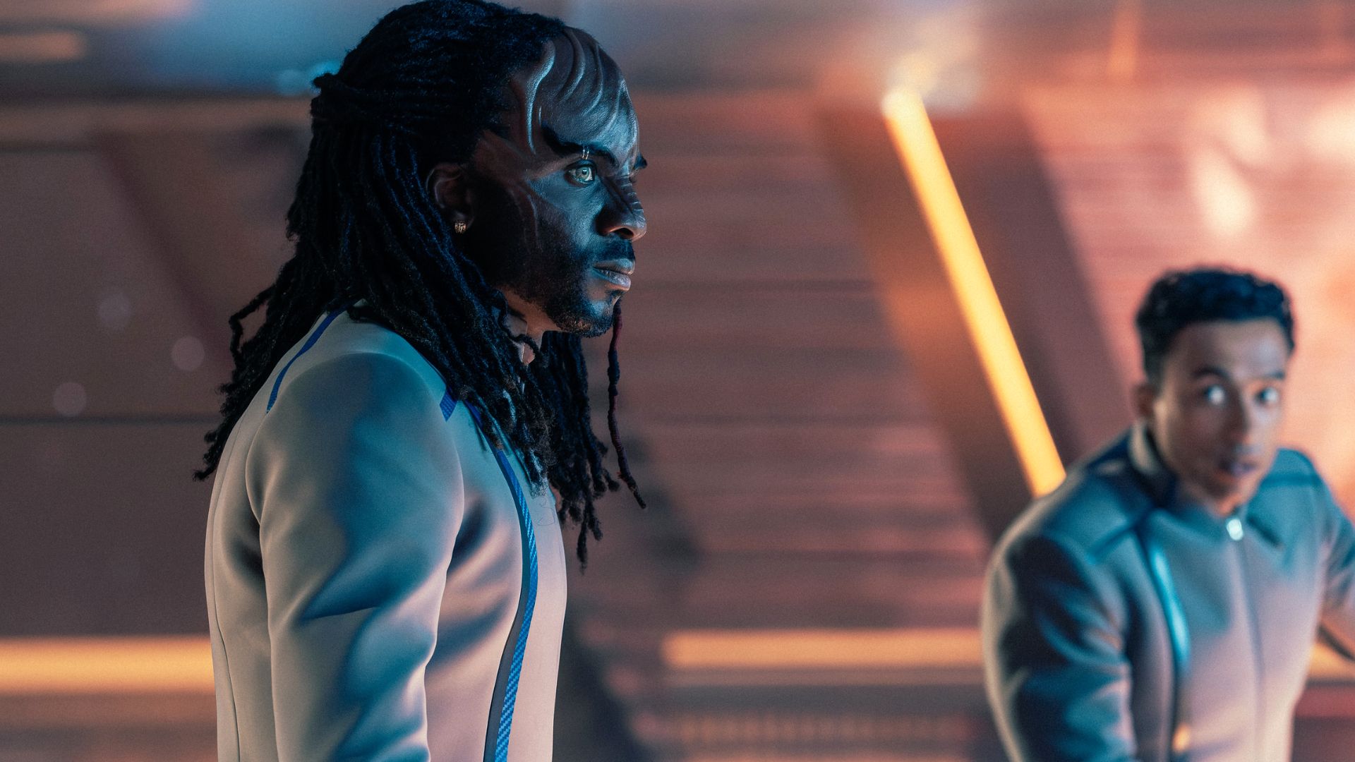 Star Trek: Starfleet Academy - Fortes Amizades Masculinas de Jay-Den Kraag Comparadas a Worf - Featured Image