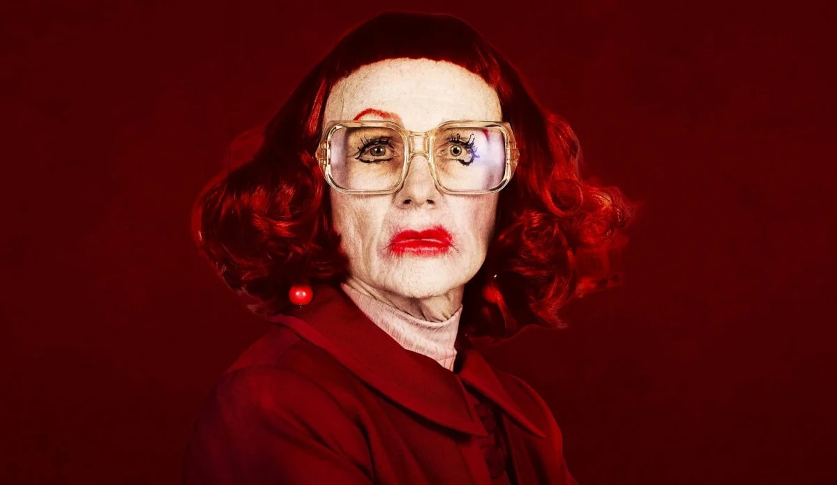 Zach Cregger prepara continuação de "A Hora do Mal" focada em Tia Gladys - Featured Image